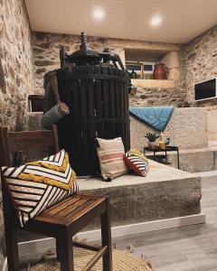 阿马马尔Casa do Cruzeiro Quinta do Couto的客厅设有长凳和大壁炉