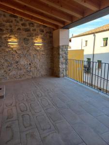 PreixanaCal Vallverdú 2D的一间设有石墙和阳台的客房