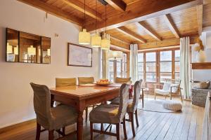 GessaLuderna - Apartamento con terraza Orri A3的一间带木桌和椅子的用餐室