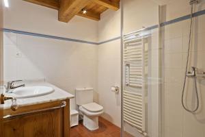 GessaLuderna - Apartamento con terraza Orri A3的浴室配有卫生间水槽和淋浴。