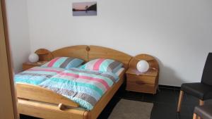 NeuenbauFerienwohnung Am Alten Forsthaus Neuenbau的一间卧室配有一张带两个枕头的木床