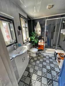 斯卡伯勒亚特兰大酒店的浴室配有盥洗盆、卫生间和浴缸。