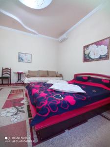 敖德萨Vilari Odessa的一间卧室配有一张大床和紫色毯子
