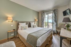 莱博德普罗旺斯马斯戴格雷酒店的一间卧室设有一张大床和一个窗户。