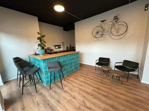 明斯特City-Studio im Innenhof mit Boxspring-Bett und Community-Raum的墙上挂着椅子和自行车的酒吧