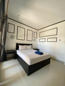 吉利特拉旺安Akalanka Homestay的一间卧室,卧室内配有一张大床