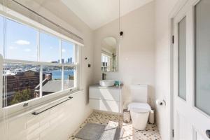 悉尼Iconic Luxury 5BR Home w/ Opera and Harbour view的一间带卫生间和窗户的浴室