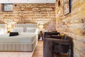悉尼Iconic Luxury 5BR Home w/ Opera and Harbour view的一间卧室设有两张床和石墙