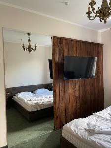 斯拉夫西克Tourkomplex Karpaty的一间卧室配有两张床和一台平面电视