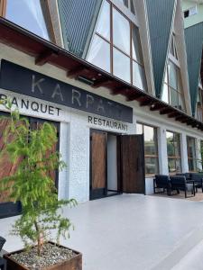斯拉夫西克Tourkomplex Karpaty的带有卡玛雷诺餐厅标志的建筑