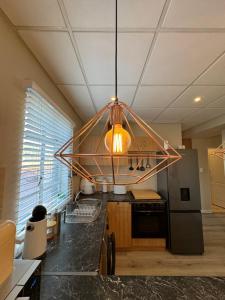 帕尔The Lazy Expat的厨房设有吊灯,挂在天花板上