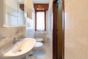 圣洛伦佐因巴纳莱Hotel Castel Mani的一间带水槽和卫生间的浴室