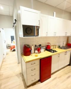 帕尔Peper Korrel的厨房配有白色橱柜和微波炉