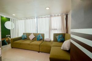 兰奇Hotel Pearl by Revgrow360的带沙发和窗户的客厅