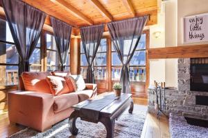 GessaLuderna - Apartamento Orri A1的带沙发和壁炉的客厅