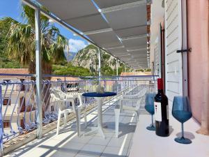 波罗斯安妮莫斯公寓式酒店的设有一个配有桌椅并享有美景的阳台。