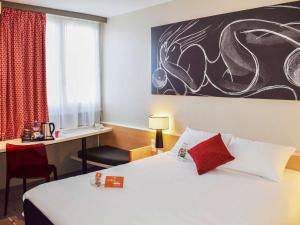 图尔图尔诺德宜必思酒店的配有一张床和一张书桌的酒店客房
