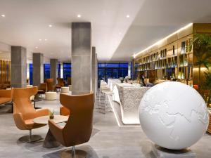 阿比让普尔曼阿比让酒店的酒店大堂的地板上有一个白色的地球