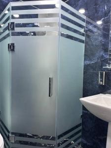 撒马尔罕Ko'k Saroy Plaza Hotel的一个带水槽的玻璃淋浴间
