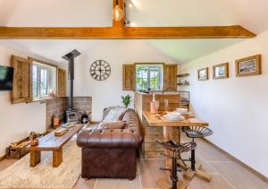 欧克汉普敦Place Farm Cabin的客厅配有沙发和桌子