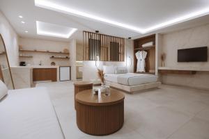 费拉Pnoe Luxury Suites的一间卧室设有一张床和一间客厅。