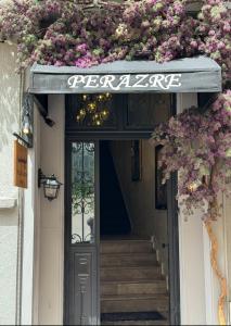 伊斯坦布尔Perazre Hotel的门上方鲜花盛开的建筑入口