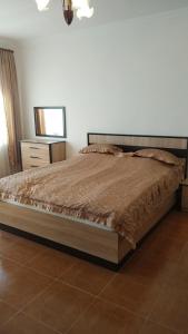 HalidzorSyunyats guest house的一间卧室配有一张大床、梳妆台和镜子