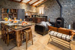 恩坎普R de Rural - Casa Rural de les Arnes的厨房配有桌子和炉灶。