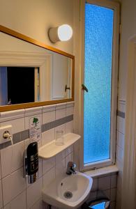 柏林奥利维尔广场梅歇尔酒店的一间带水槽和窗户的浴室