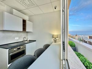 卡利亚里Mameli View Cagliari的带椅子的厨房和景观阳台