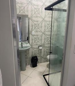北茹阿泽鲁Hotel Shalom的一间带水槽、卫生间和淋浴的浴室
