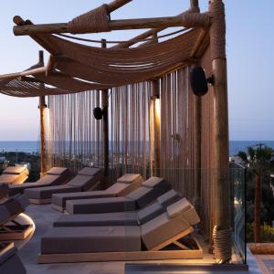 赫索尼索斯海星村酒店的屋顶甲板配有椅子和吊床