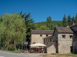 艾因萨Centro de Vacaciones Morillo de Tou - Ainsa的路边有伞的建筑