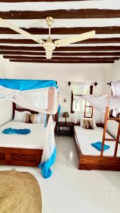 南威Zava Nungwi的天花板客房内的两张床