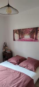 卡布尔Cabourg Plage的卧室配有一张床,墙上挂着一幅画