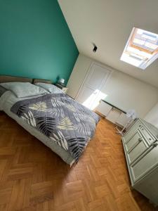 热舒夫瓦邦克旅馆的一间卧室配有一张床,铺有木地板