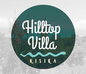 里斯卡Hilltop Villa Risika的圆圈里写着一个写着你好别墅的标语