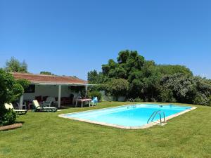 里斯本Quinta do Archino 18的一座房子的院子内的游泳池