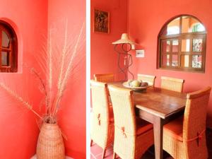 洛美Keryvonne的用餐室拥有橙色墙壁和桌椅