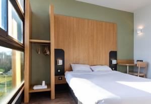 格勒诺布尔B&B HOTEL Grenoble Centre Verlaine的卧室设有一张白色大床和一扇窗户。
