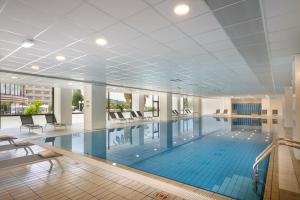 察夫塔特Remisens Hotel Albatros-All inclusive的大楼内的大型游泳池