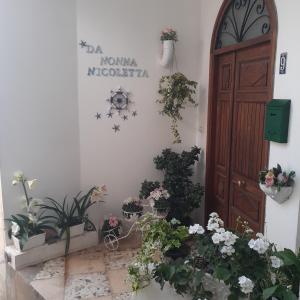 弗洛里Da Nonna Nicoletta的一间有门的房间,地板上种有盆栽植物