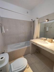 珀彻斯Vilas Marrocha的浴室配有卫生间、盥洗盆和浴缸。