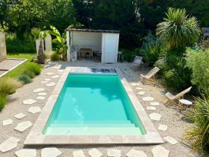 La Lande-de-FronsacMaison d'exception Girondine的花园中的一个游泳池