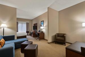 洪美尔斯镇赫梅尔斯敦康福特套房酒店的酒店客房设有一张沙发和一张床