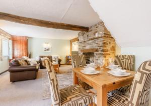SwimbridgeDairy Cottage的客厅配有木桌和椅子