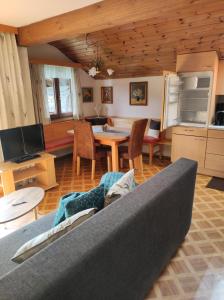 巴特霍夫加施泰因Haslinggut的客厅配有沙发和桌子