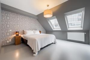 布鲁塞尔Smartflats Design - Postiers的卧室配有白色的床和2扇窗户。