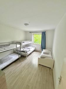 科隆Apartment Mimi Homes Cologne City的客房设有两张双层床和一扇窗户。