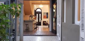 布宜诺斯艾利斯哥斯达黎加酒店的通往带厨房和用餐室的房屋的走廊